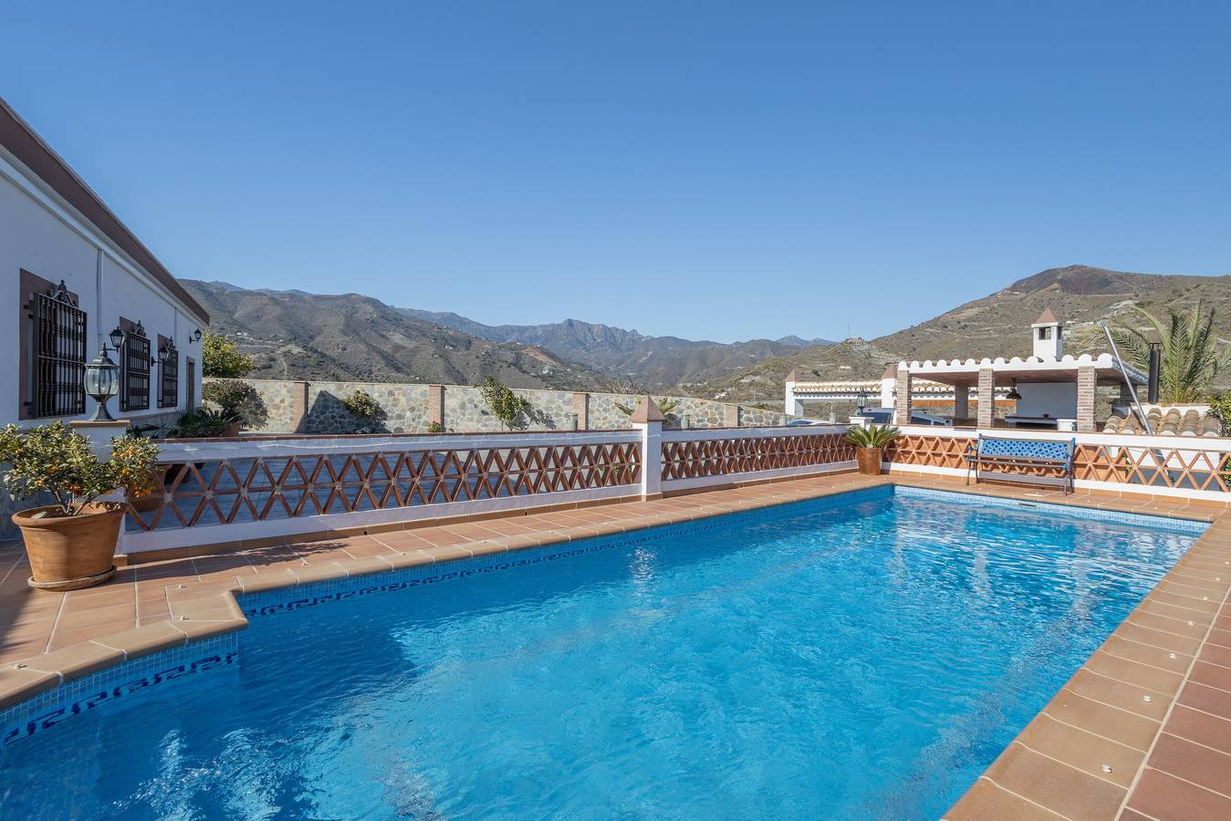 Villa 'Camarón' met zeezicht, wifi en airconditioning in Almuñecar, Cordillera Penibética