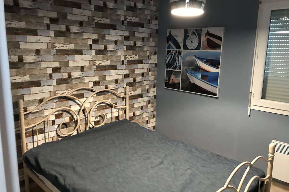 Maison pleins pieds avec piscine privée capacité 8 village de Lalbenque (1km) in Lalbenque, Parc Naturel Régional des Causses du Quercy