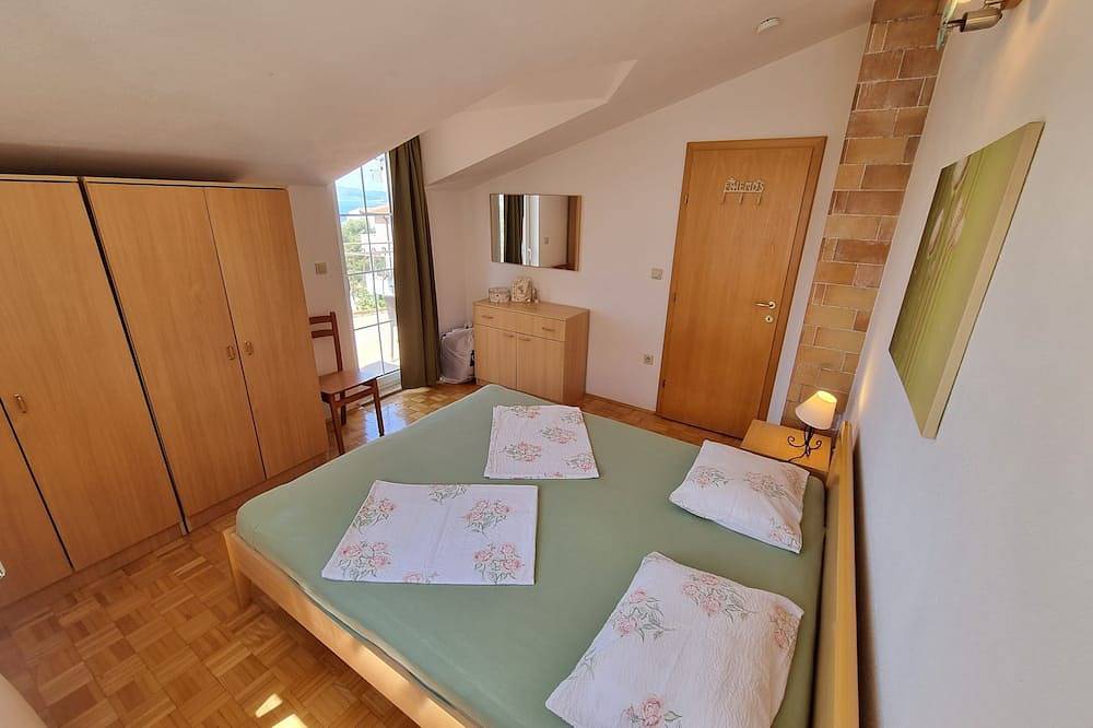 House w/panorama view, swimming pool. Walking distance to beach, old city Trogir in Trogir, Ciovo
