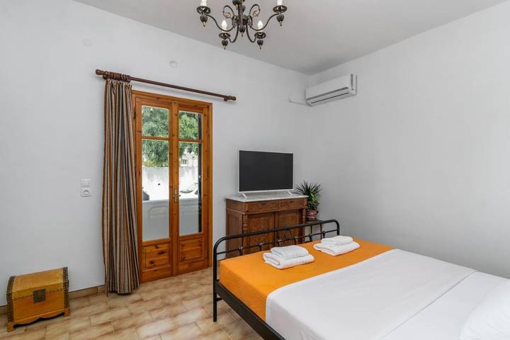 Gîte pour 2 personnes, avec vue ainsi que terrasse et jardin dans Adamas - 3