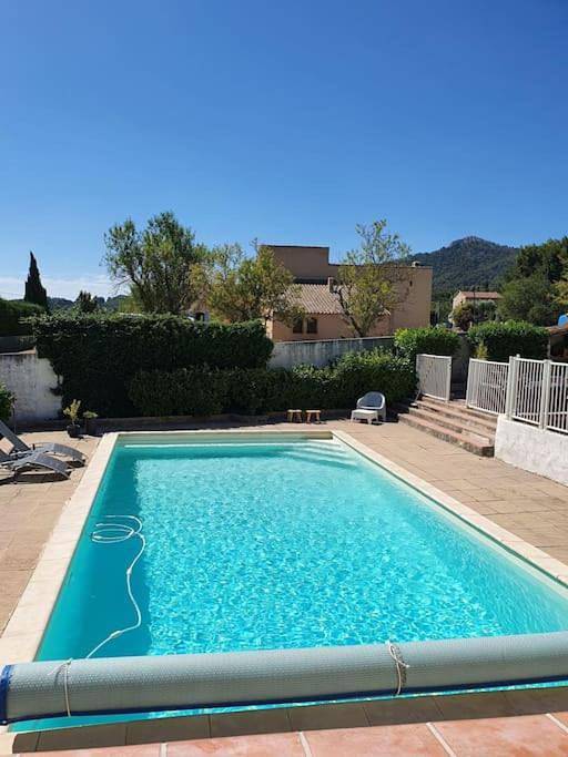 Appartement entier, One-Bedroom Apartment with Pool View in Saint-Savournin, Côte méditerranéenne (France)