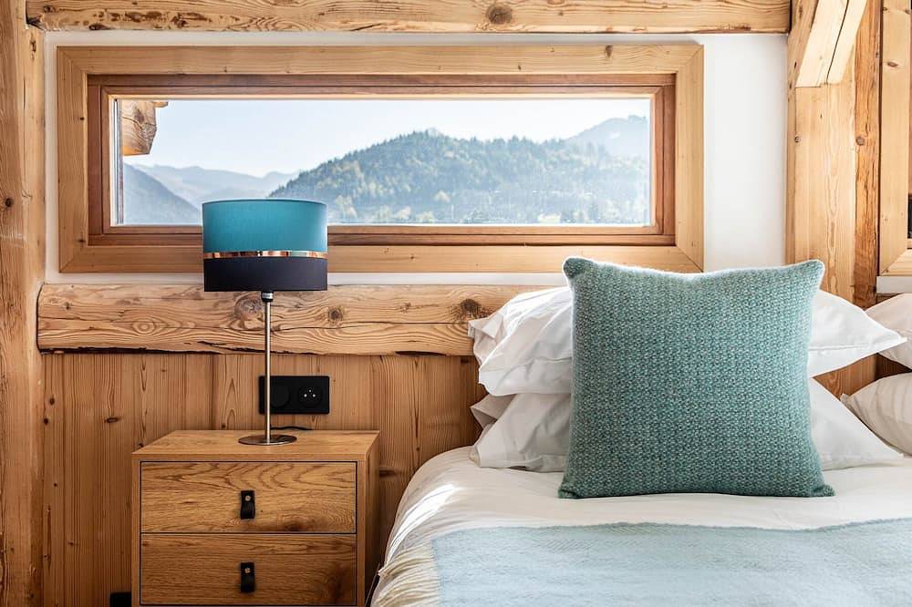Luxury Alpine Chalet with Mountain Views, Hot Tub & Sauna in Essert-Romand, Les Portes du Soleil