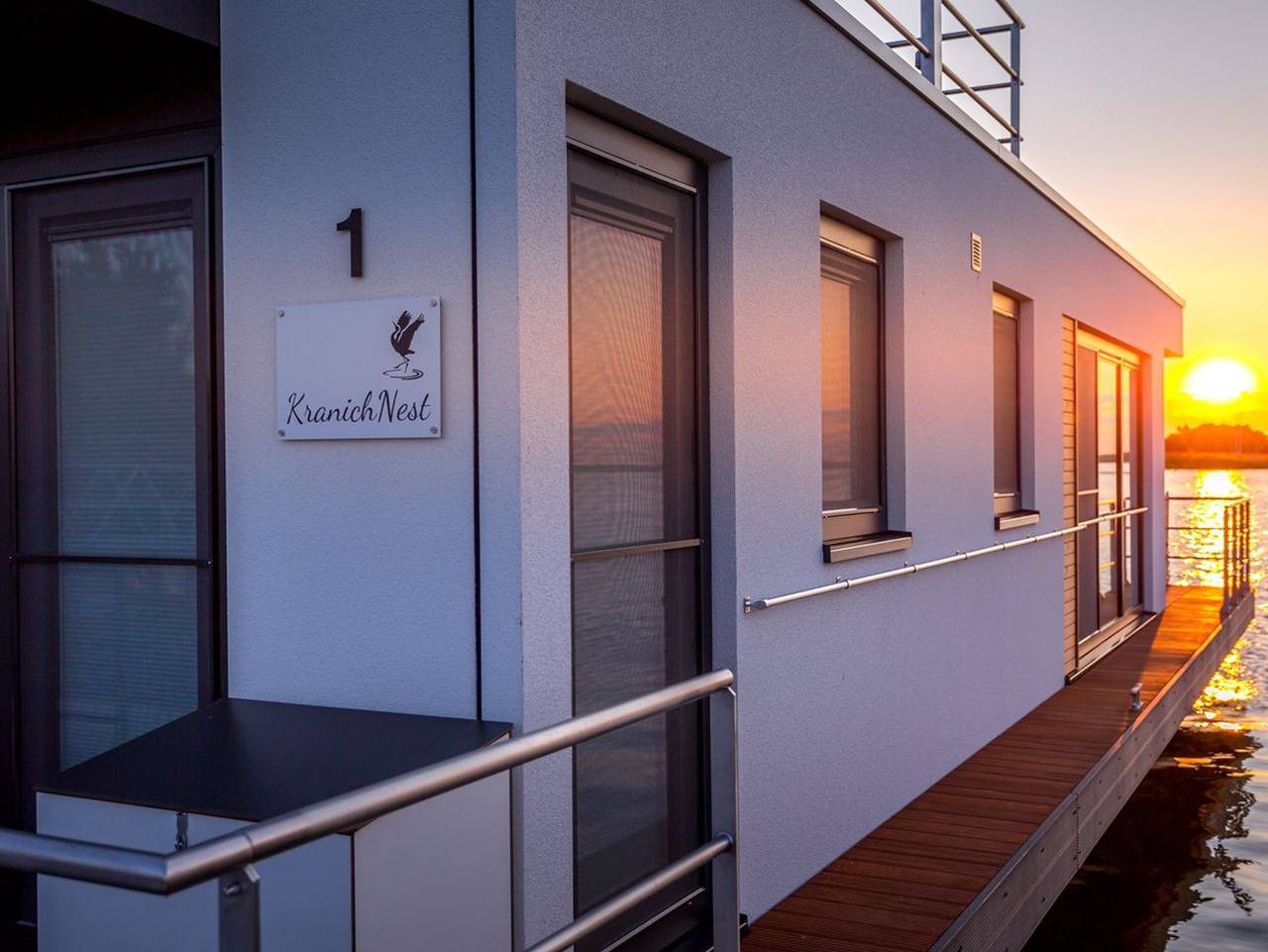 Kranichnest Schwimmhaus - Uferhaus am Bodden Ostsee - Kranichnest Schwimmhaus: Seeblick, Terrasse, Kaminofen & Platz für 4 Gäste in Ribnitz, Ribnitz-Damgarten
