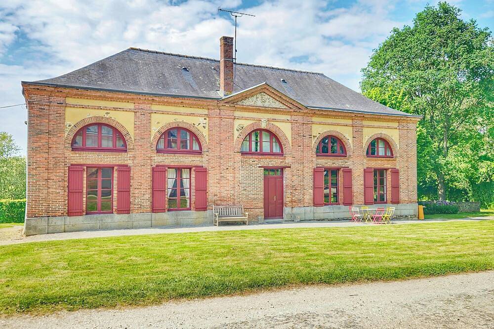 L'orangerie du château de Craon, piscine, tennis, parc de 47 hectares. in Craon, Mayenne