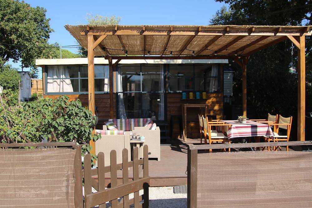 Joli  Mobil home avec une terrasse équipée à 7 Km des plages in Puget-sur-Argens, Côte méditerranéenne (France)