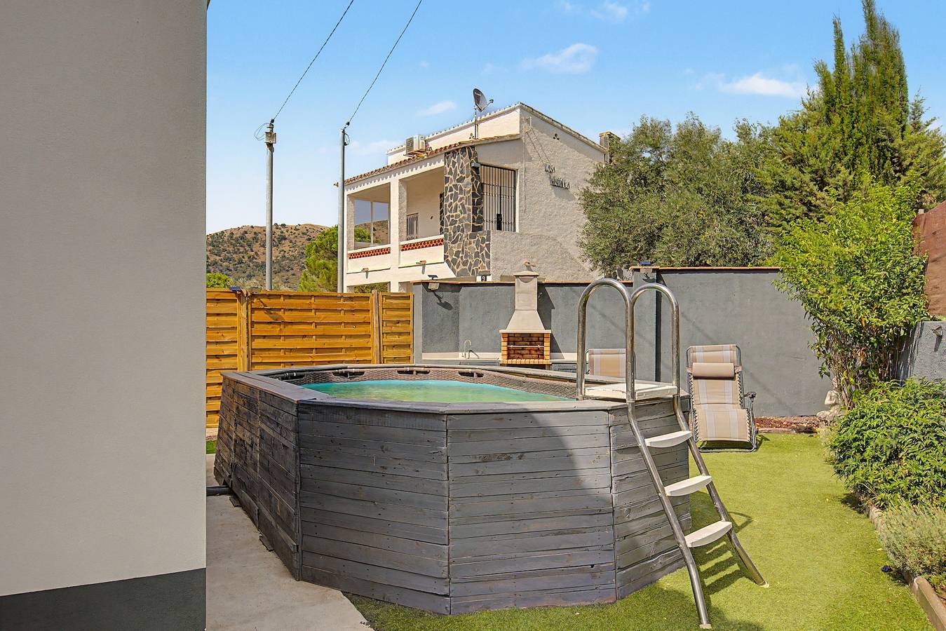 Entire apartment, Apartment with Private Garden, Pool, Terrace & Wifi in Quiet Area of Roses in Els Grecs, Roses