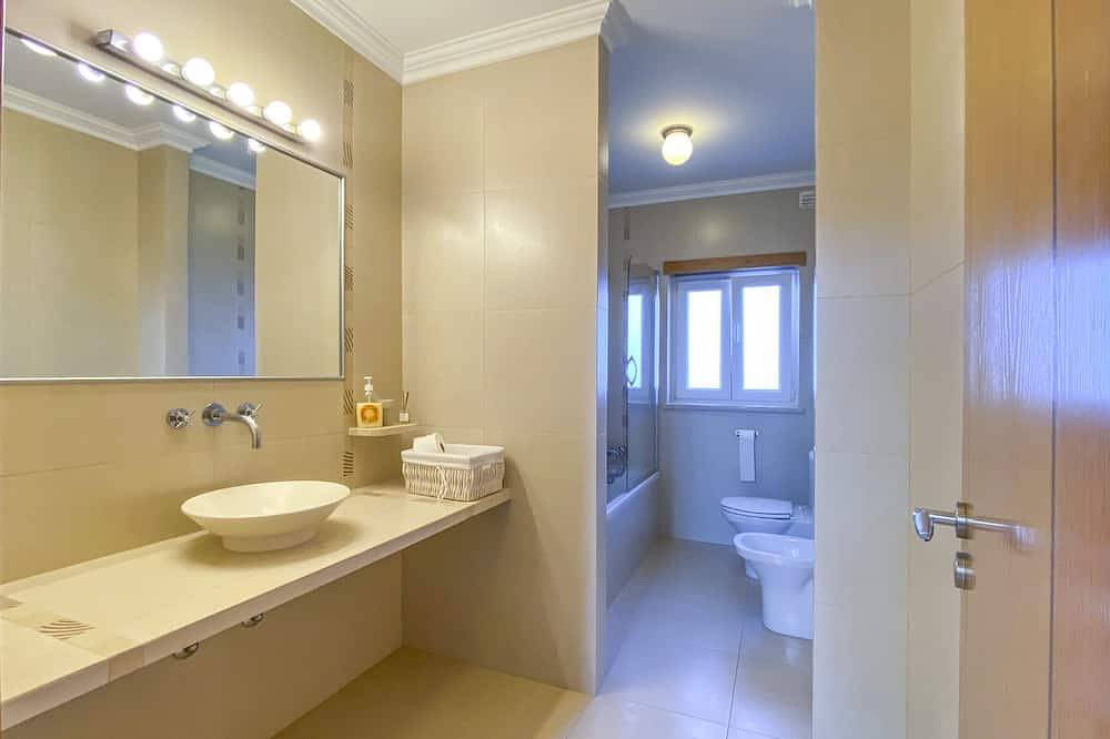 Beautiful villa with ocean & lagoon views,  walk to the beach! in Vau, Leiria District