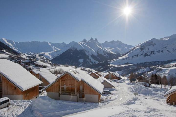 Chalet voor 10 personen, with Balkon and Terras as well as Zwembad and Uitzicht in Saint-Jean-d'Arves