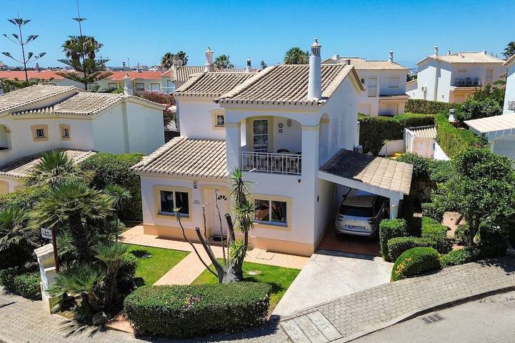 Villa for 4 people, with balcony and pool as well as garden in Portimão