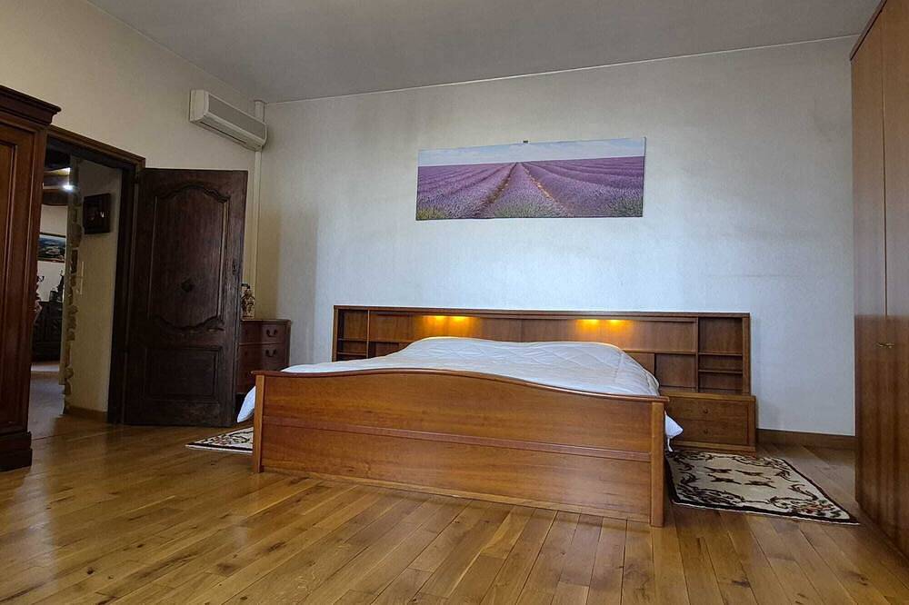 Spacioius holiday home with Ac in centre town of medieval Puycelsi in Puycelsi, Région d'Albi