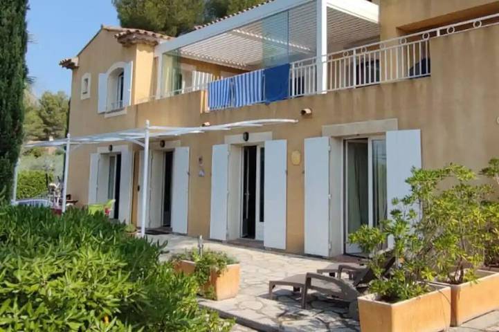 Appartement de vacances pour 3 personnes, avec terrasse ainsi que piscine et jardin
