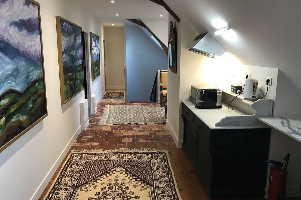 Room 8 king size double room with ensuite in Jarzé, Angers region