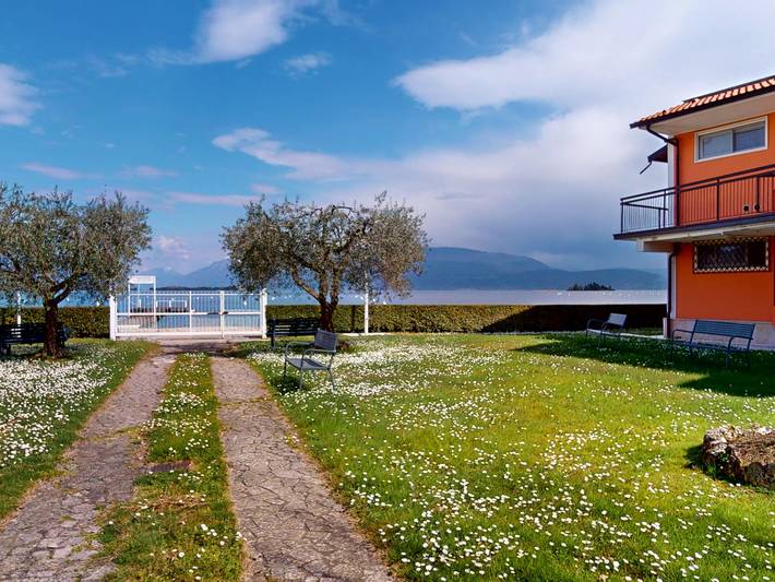 Apartamento entero, Apt sulla spiaggia romantica Maria Elena by Bookin in Spiaggia Romantica (Manerba del Garda), Manerba del Garda