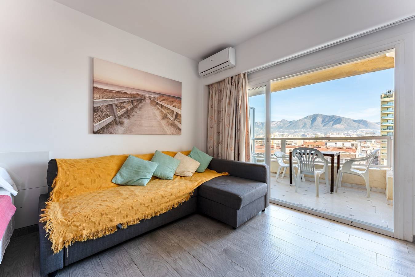 Entire studio, Pyr Studio Apartment with Sea View, Mountain View, Pool, Wi-Fi, A/C & Terrace in Fuengirola Centre, Fuengirola