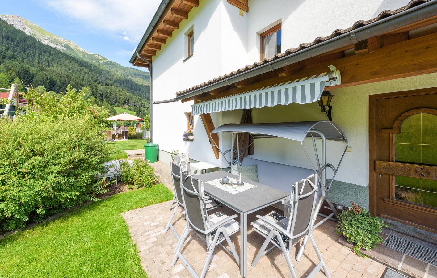 Entire holiday apartment, Cozy Ski Apartment with Terrace & Parking in Sankt Anton Am Arlberg, Arlberg