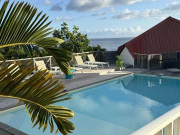 Gîte pour 3 personnes, avec terrasse ainsi que piscine et vue dans Plage de Malendure