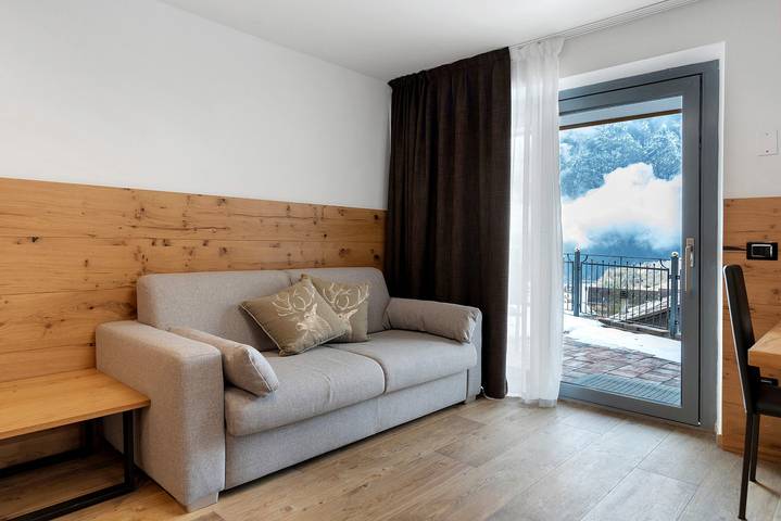 Entire apartment, Alpen Blumen Genziana Apartment with Mountain View, Terrace, and Wi-Fi in San Lorenzo in Banale, Dorsino