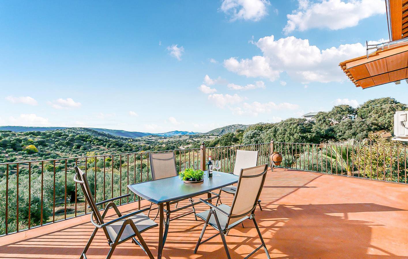 Apartamento de lujo junto a la piscina con WiFi y aire acondicionado in Villanueva del Rey, Sierra Morena