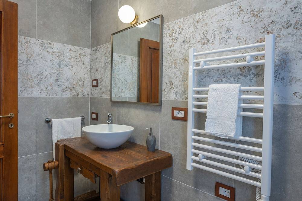 Apartamento entero, Apartamento 'Appartamento Mael' con jardín compartido, Wi-Fi y aire acondicionado in Valeggio sul Mincio, Provincia de Verona