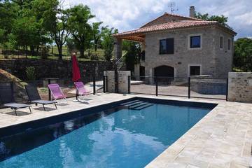 Agriturismo pour 12 personnes, avec jardin à Vinezac