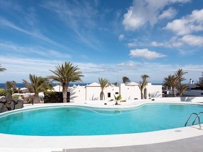 Apartamento para 4 personas, con Terraza además de Jardín y Piscina en Charco del Palo