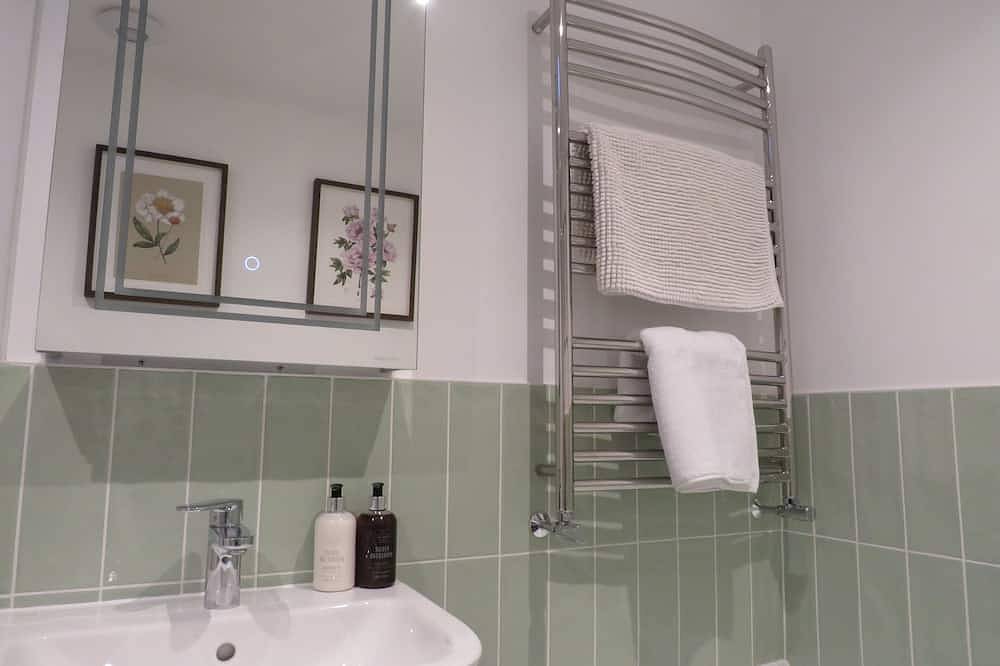 Cosy Northumberland farm cottage with hot tub in quiet location in Northumberland