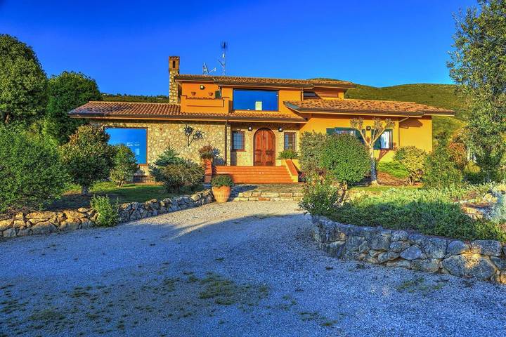 Villa per 9 persone, con Balcone e Idromassaggio nonché Terrazza e Giardino a Fondi
