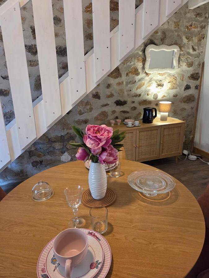 Location de vacances pour 2 personnes, avec Terrasse et Jardin ainsi que Piscine et Vue à La Chapelle-Geneste - 2