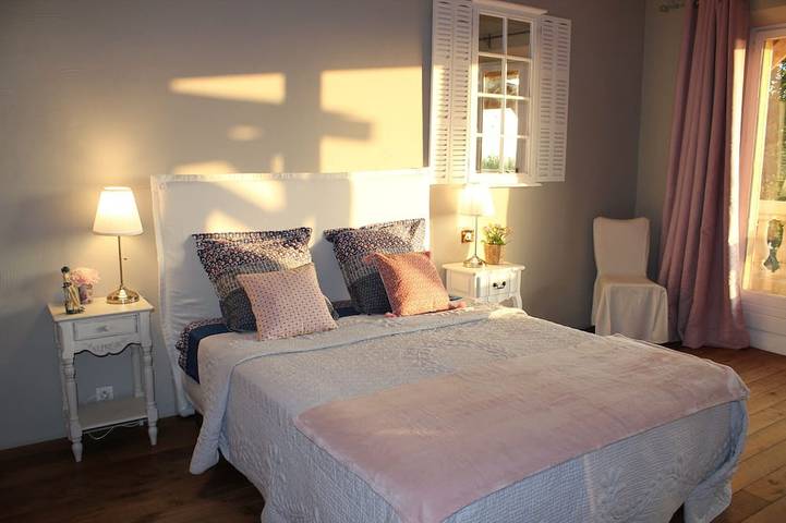 Air-conditioned luxury farmhouse, heated pool,sport hall, billiard table soccer, in Robion, Parque natural regional del Luberon