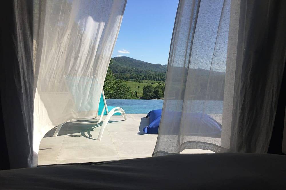 Belle maison neuve, vue magnifique, piscine débordement, terrasse 115m2, clim  in Saint-Alban-Auriolles, Ardèche