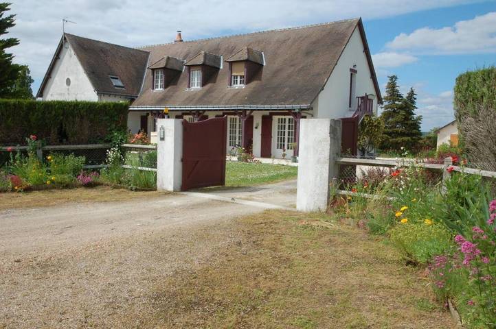 Location de vacances pour 4 personnes, avec vue ainsi que jardin et piscine à Francueil