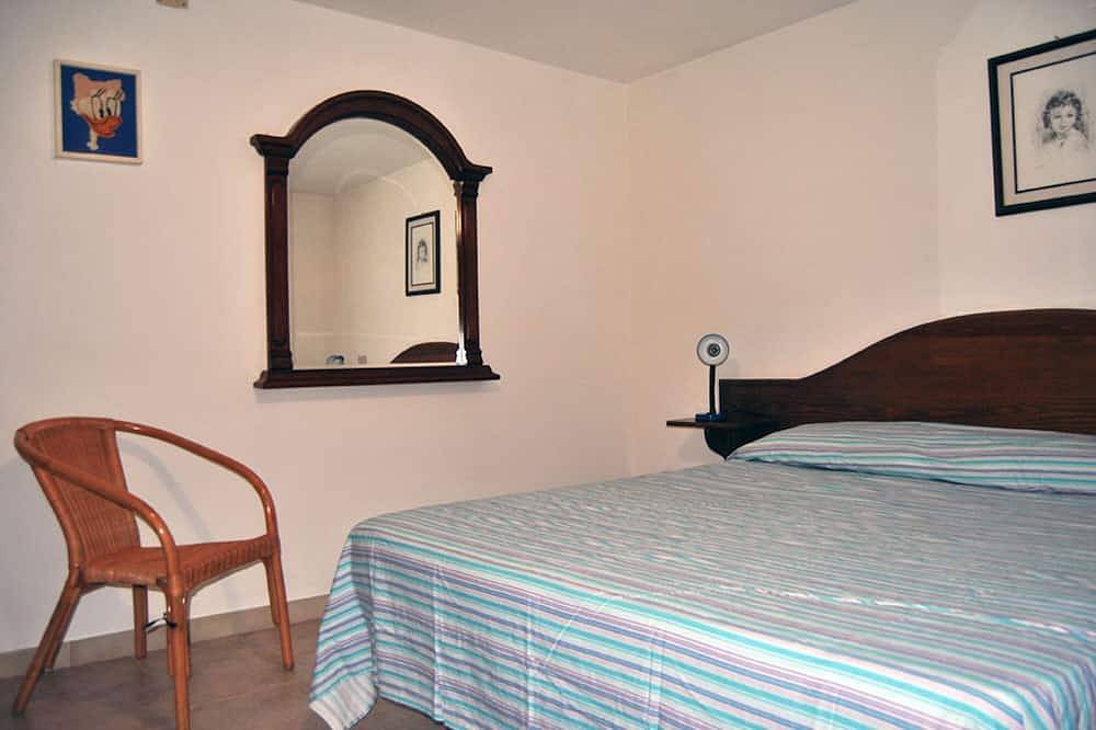 Grande Villa con 3 appartamenti e campo da tennis ,  14 persone 2 km dal mare in Sant'Antioco