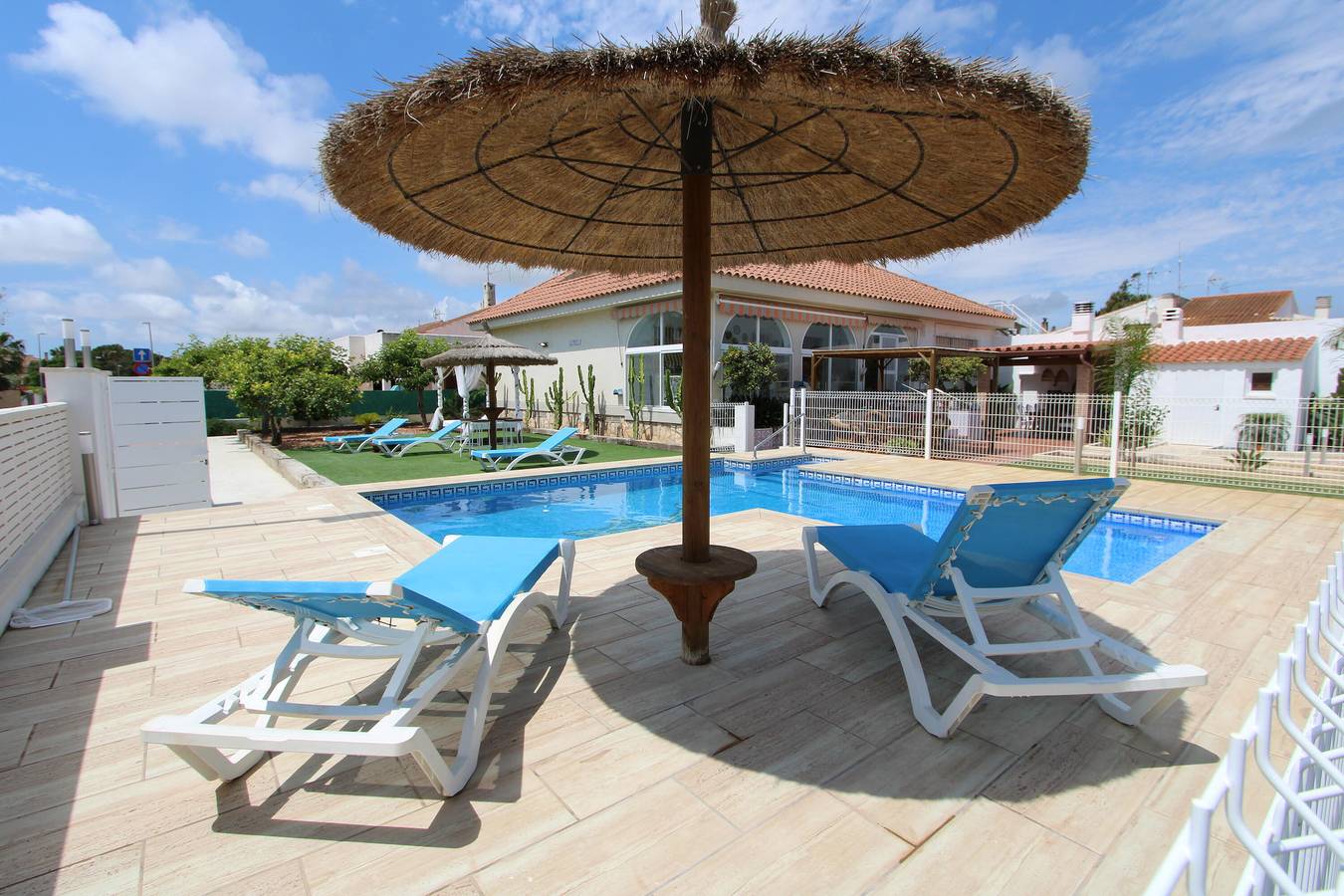 Casa Perla, ideal para tus vacaciones cerca del mar, wifi gratuito, aire acondicionado opcional, piscina privada, se admiten mascotas, playa para perros in Platja de Riumar (Deltebre), Riumar