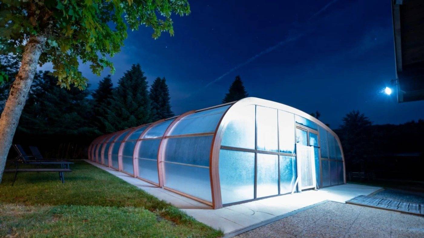 Zecamping 3 étoiles piscine couverte dog friendly sauna locatif Bbq 18m2 in Chamberet, Région de Tulle