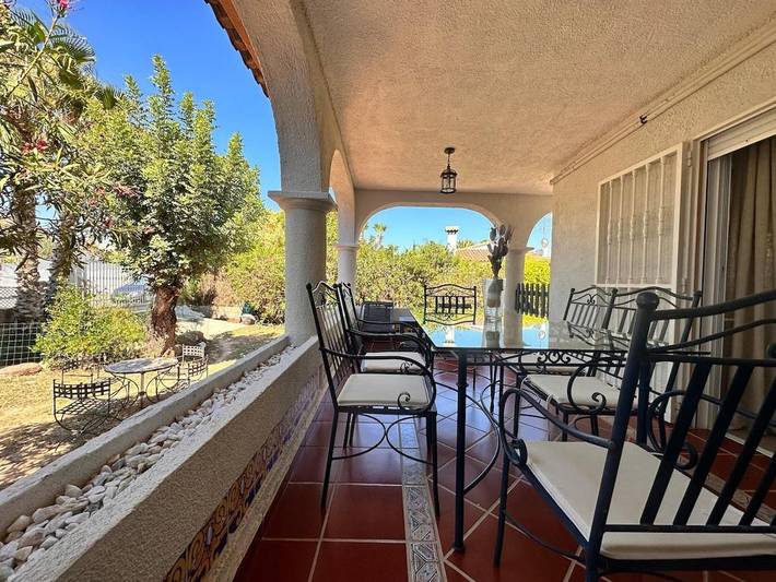 Chalet para 8 personas, con Balcón y Terraza además de Jardín y Piscina en Campo de Turia - 2
