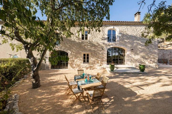 Location de vacances pour 13 personnes, avec piscine et terrasse ainsi que vue et jardin à Les Baux-de-Provence - 3