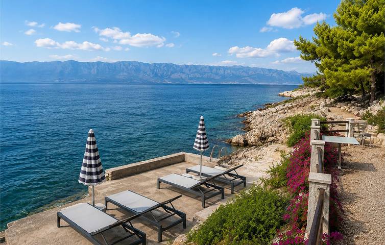 Geräumige 200 m² große Wohnung mit Terrasse, Parkplatz und WLAN – 100 m von der Küste entfernt in Hvar