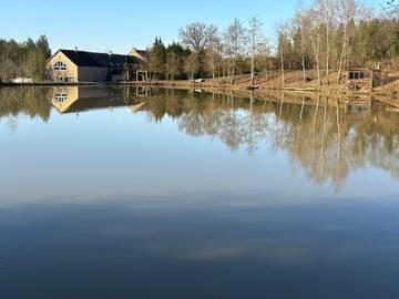 Gîte pour 12 personnes, avec vue sur le lac ainsi que vue et jardin dans Cuissai