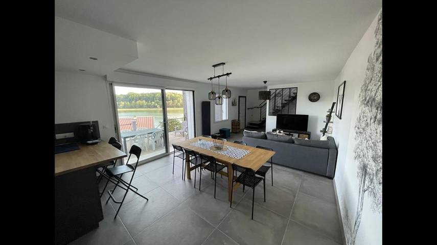 Location de vacances pour 6 personnes, avec Balcon et Terrasse ainsi que Jardin et Vue sur le lac à Changey