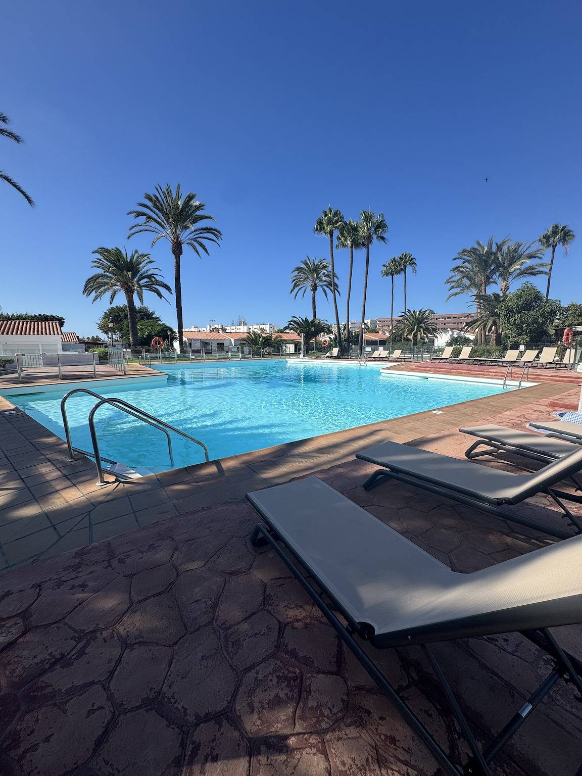 Apartamento entero, Apartamento vacacional 'Los Porches K28' con piscina compartida, terrazas privadas y Wi-Fi in Maspalomas, San Bartolomé de Tirajana