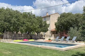 Location de vacances pour 8 personnes, avec jardin à La Roque-d'Anthéron