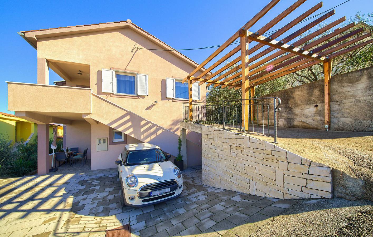 Ganze Ferienwohnung, Charmante Wohnung mit Terrasse, WLAN und nur 500 m vom ruhigen Strand entfernt! in Vrbnik, Krk