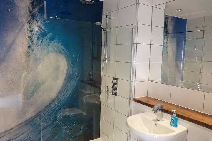 Appartement entier, Board Room @ Green Rooms, un appartement d'une chambre contemporain et spacieux in Croyde, Devon