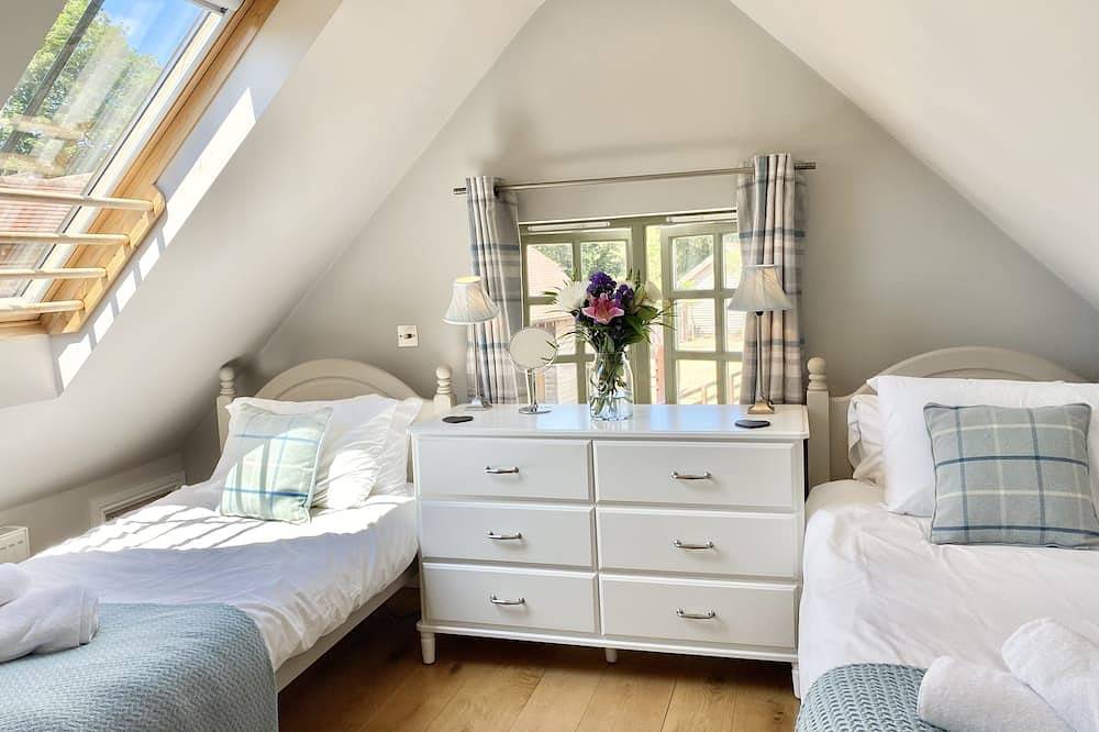 ** Lovely 2 Bedroom Cottage, Great Location ** in Lymington, Hampshire