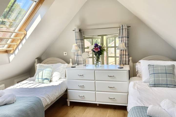** Lovely 2 Bedroom Cottage, Great Location ** in Lymington, Hampshire