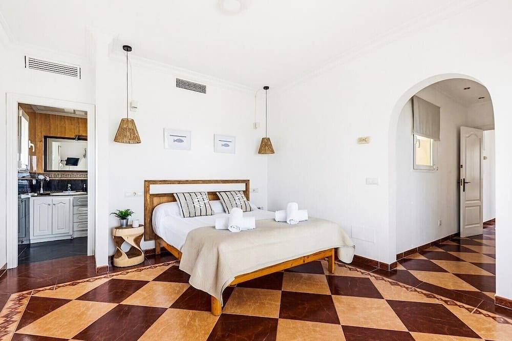 Apartamento entero, Beach Penthouse with amazing views and terrace in Cala Makikica (Sant Lluís), Sant Lluís