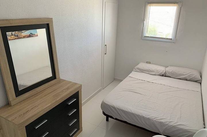 Belle maison très bien située, vue sur mer à 400 m de la plage, quartier calme. in Las Calas, Torrevieja