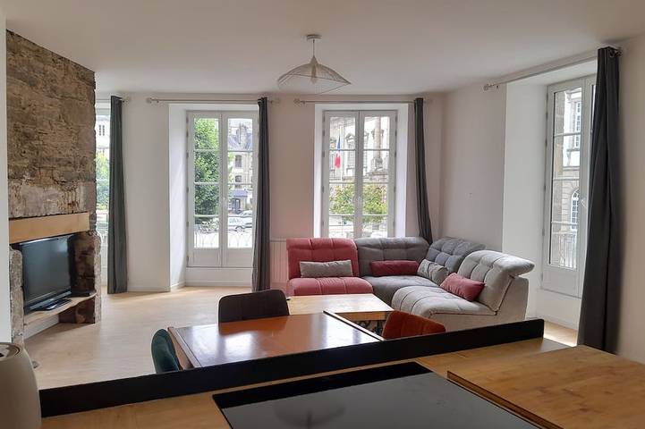 Apartamento entero, Large apartment, recently renovated, right in the center opposite the town hall in Morlaix, Ceinture Dorée