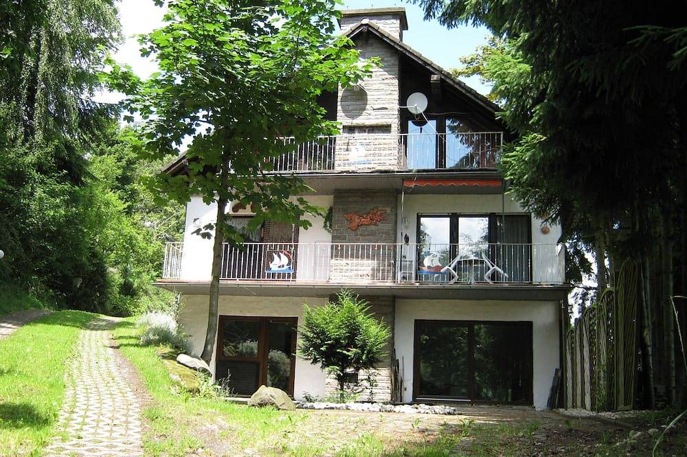 Ganze Wohnung, Großzügige, gemütliche Ferienwohnung mit Balkon in der Vulkaneifel in Immerath, Vulkaneifel