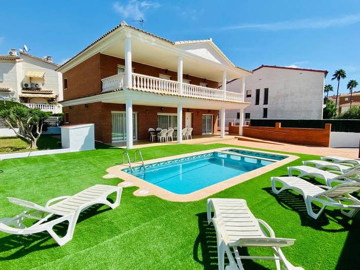 Chalet para 16 personas, con terraza además de piscina y jardín en Cambrils